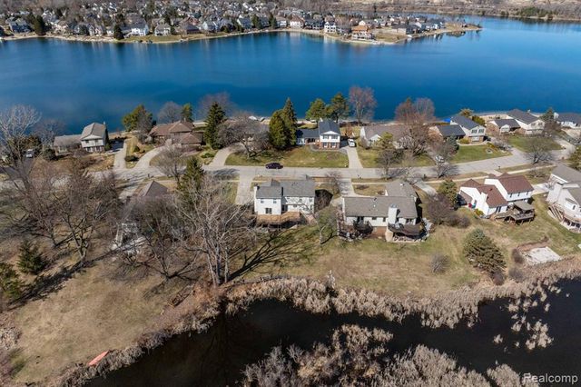 425 Lakes Edge Drive, Oxford, MI 48371