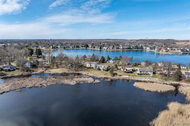 425 Lakes Edge Drive, Oxford, MI 48371