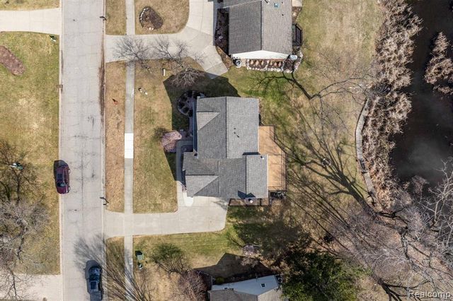 425 Lakes Edge Drive, Oxford, MI 48371