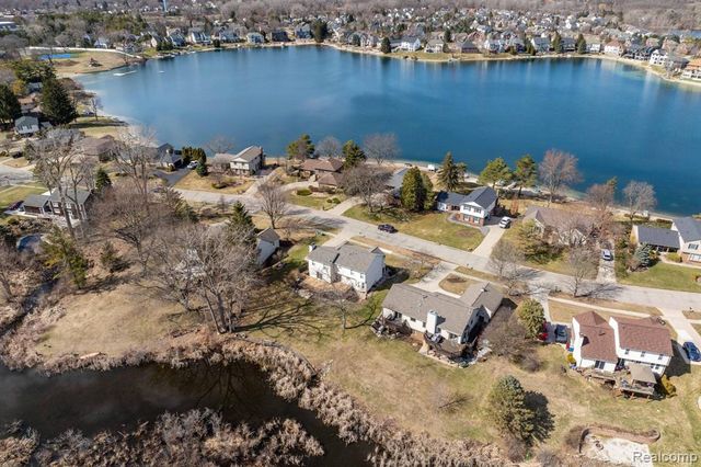 425 Lakes Edge Drive, Oxford, MI 48371