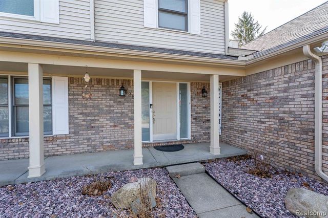 425 Lakes Edge Drive, Oxford, MI 48371