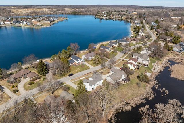 425 Lakes Edge Drive, Oxford, MI 48371