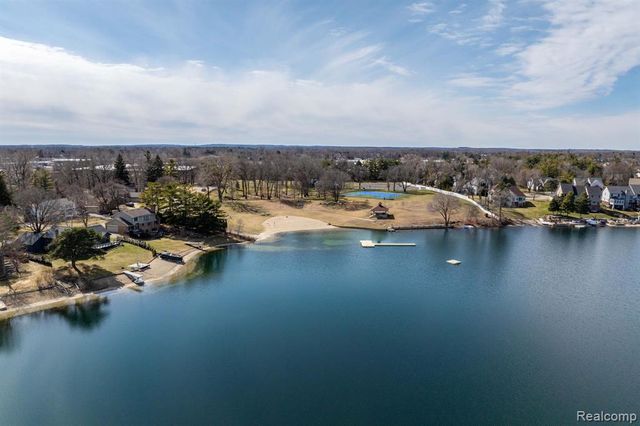 425 Lakes Edge Drive, Oxford, MI 48371