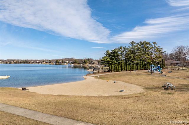 425 Lakes Edge Drive, Oxford, MI 48371