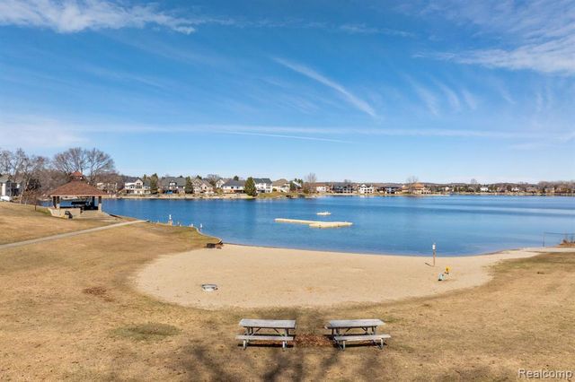 425 Lakes Edge Drive, Oxford, MI 48371