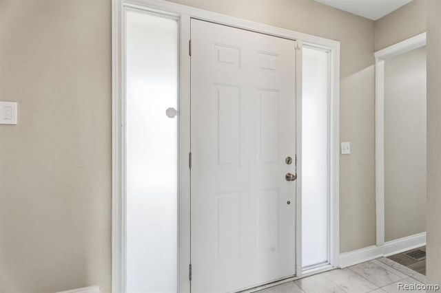 425 Lakes Edge Drive, Oxford, MI 48371