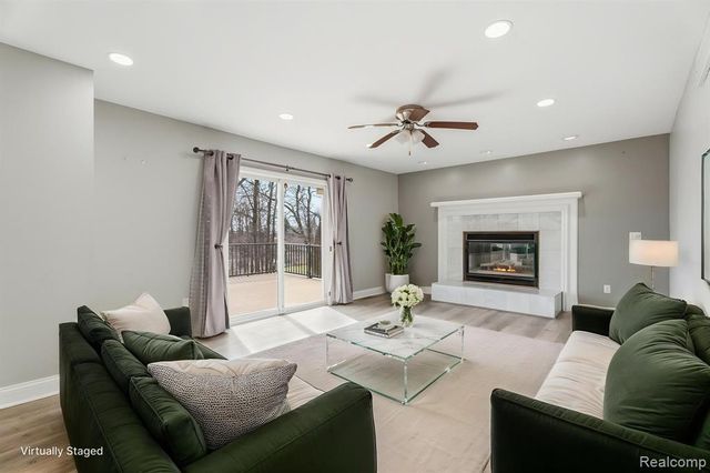 425 Lakes Edge Drive, Oxford, MI 48371