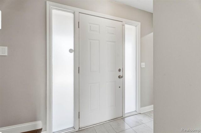 425 Lakes Edge Drive, Oxford, MI 48371