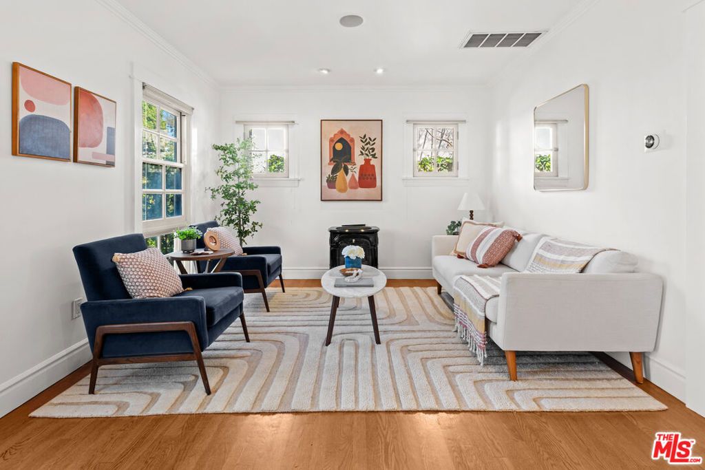 Image 16 of property listing at 8712 Sherwood Drive, West Hollywood, CA 90069