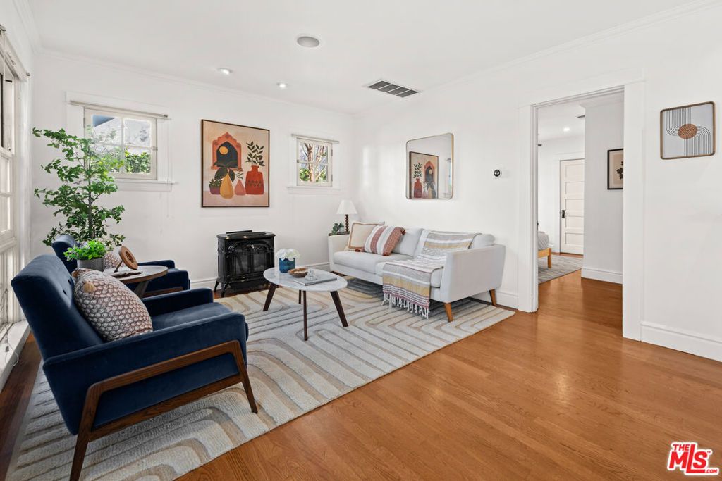 Image 17 of property listing at 8712 Sherwood Drive, West Hollywood, CA 90069