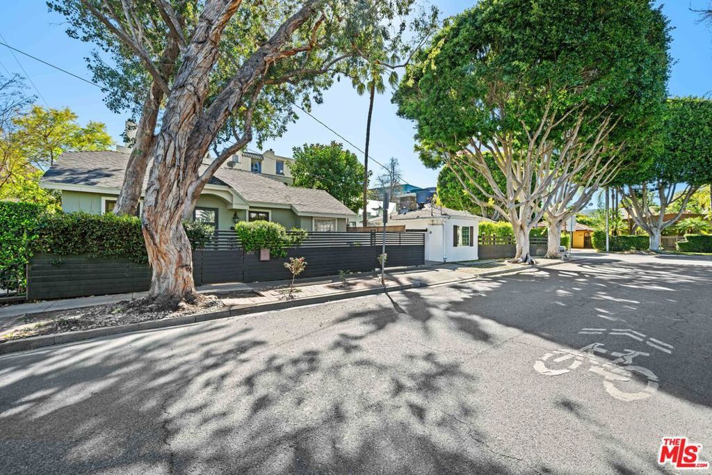 Image 2 of property listing at 8712 Sherwood Drive, West Hollywood, CA 90069