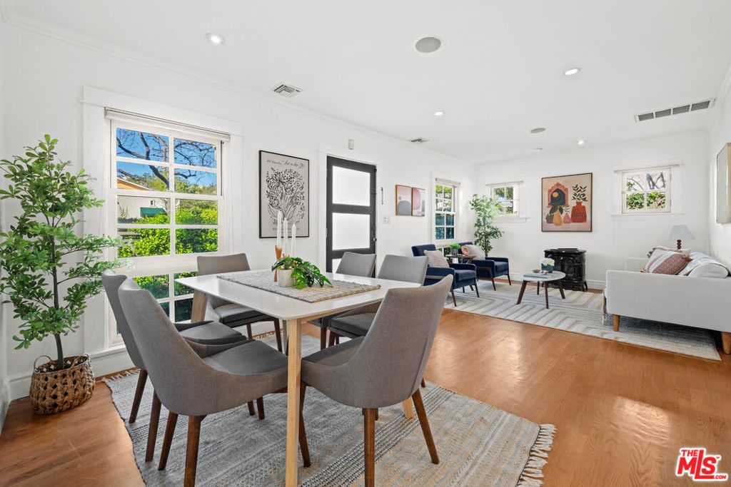 Image 21 of property listing at 8712 Sherwood Drive, West Hollywood, CA 90069