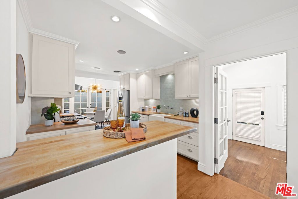 Image 22 of property listing at 8712 Sherwood Drive, West Hollywood, CA 90069