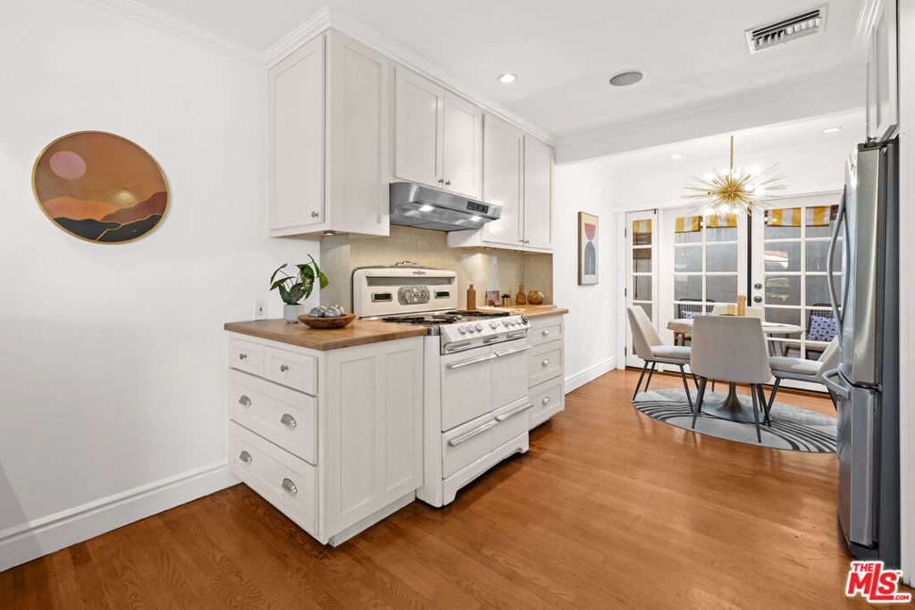 Image 24 of property listing at 8712 Sherwood Drive, West Hollywood, CA 90069