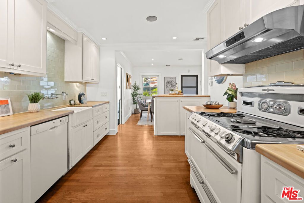 Image 25 of property listing at 8712 Sherwood Drive, West Hollywood, CA 90069