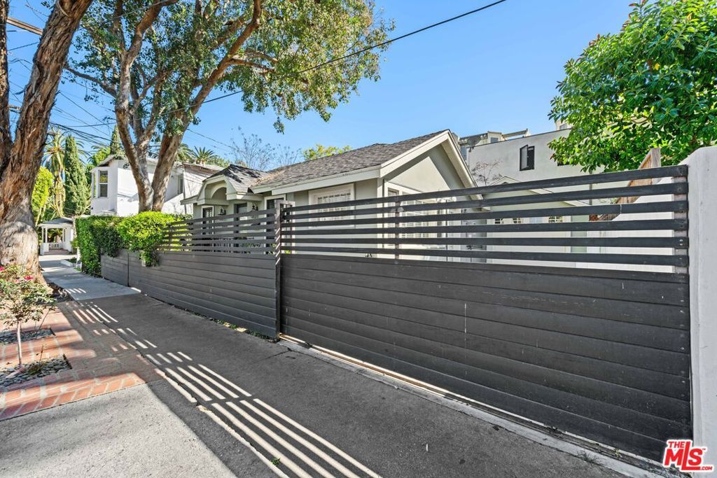 Image 3 of property listing at 8712 Sherwood Drive, West Hollywood, CA 90069