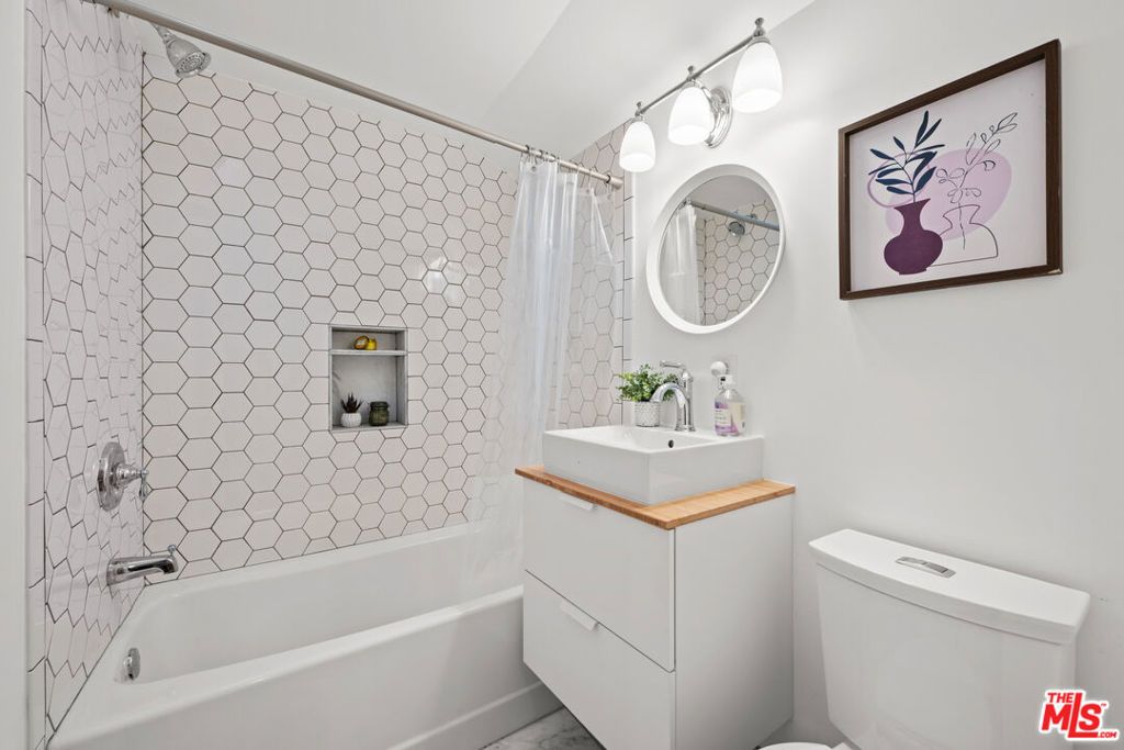 Image 32 of property listing at 8712 Sherwood Drive, West Hollywood, CA 90069