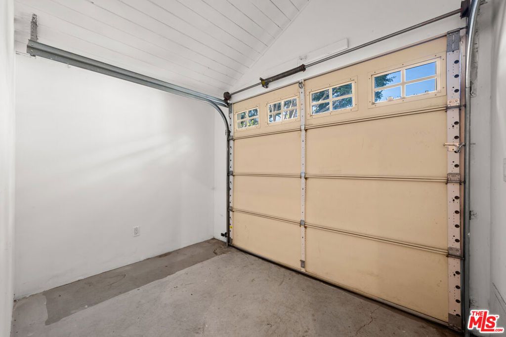 Image 33 of property listing at 8712 Sherwood Drive, West Hollywood, CA 90069