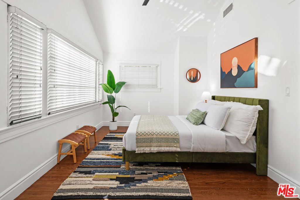 Image 35 of property listing at 8712 Sherwood Drive, West Hollywood, CA 90069