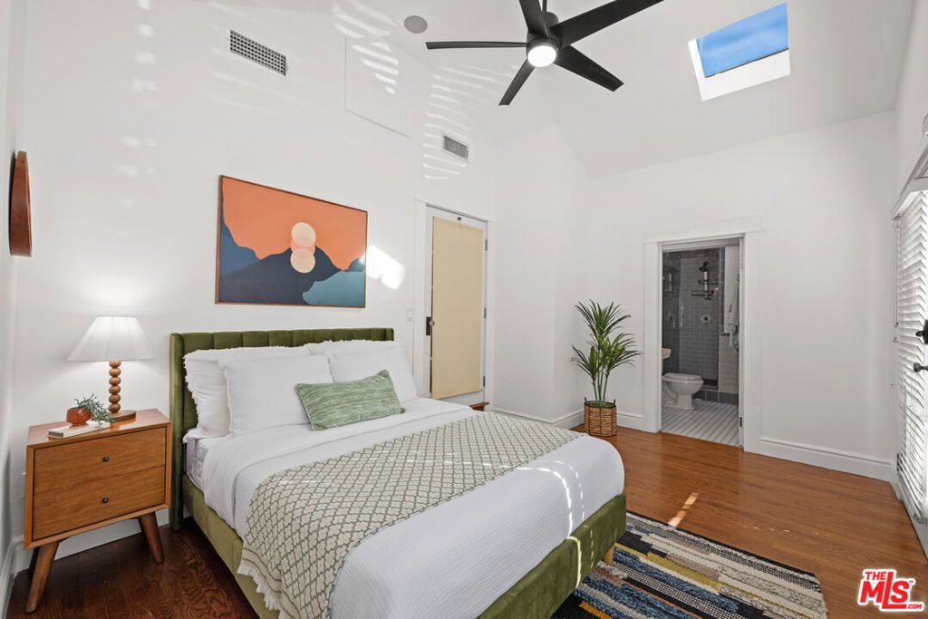 Image 37 of property listing at 8712 Sherwood Drive, West Hollywood, CA 90069