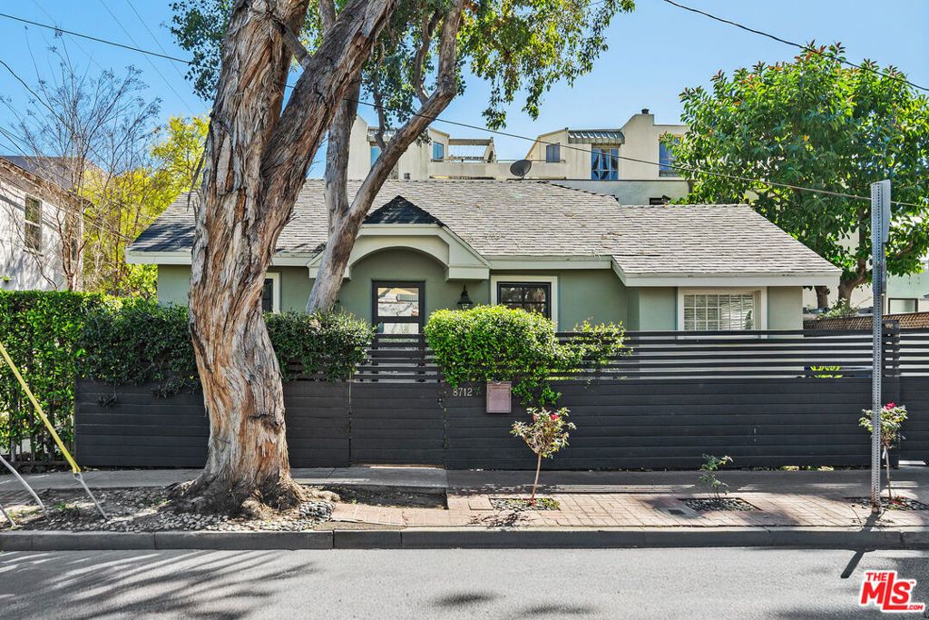 Image 4 of property listing at 8712 Sherwood Drive, West Hollywood, CA 90069