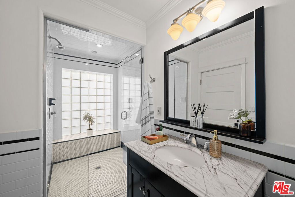 Image 42 of property listing at 8712 Sherwood Drive, West Hollywood, CA 90069