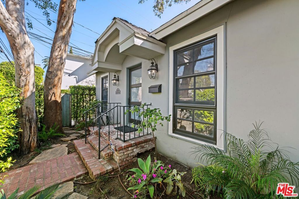 Image 6 of property listing at 8712 Sherwood Drive, West Hollywood, CA 90069
