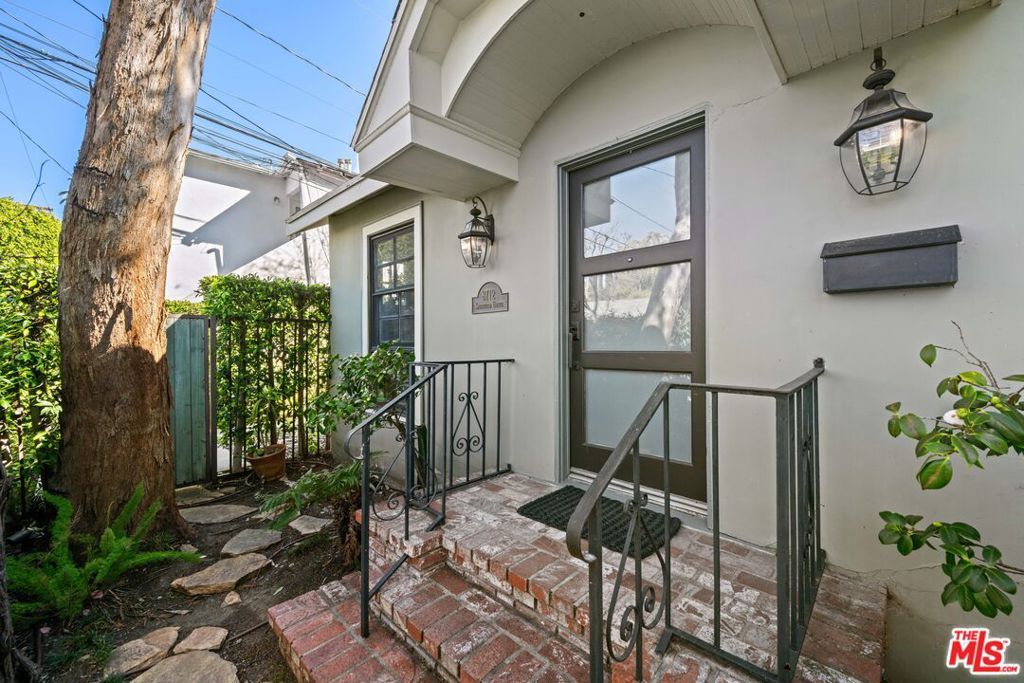 Image 7 of property listing at 8712 Sherwood Drive, West Hollywood, CA 90069