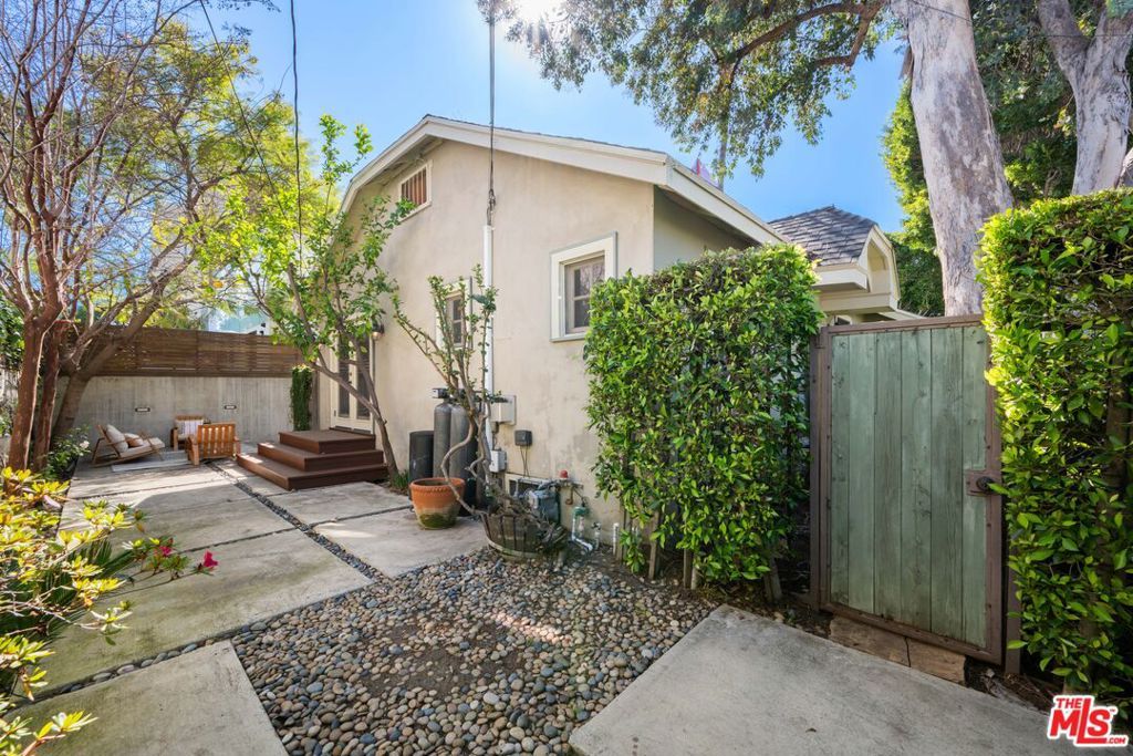 Image 8 of property listing at 8712 Sherwood Drive, West Hollywood, CA 90069