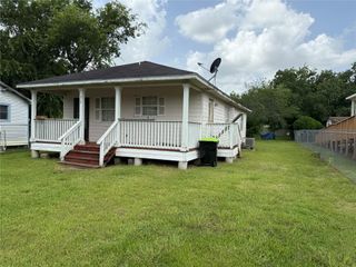304 Moutray Avenue, Wharton, TX 77488