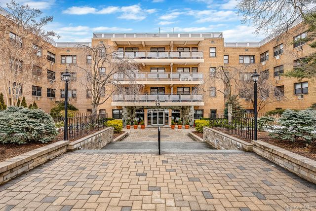 25 Park Place 2L, Great Neck, NY 11021