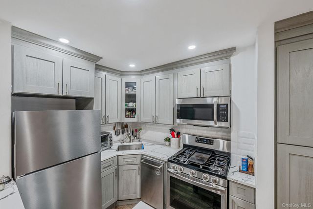 25 Park Place 2L, Great Neck, NY 11021