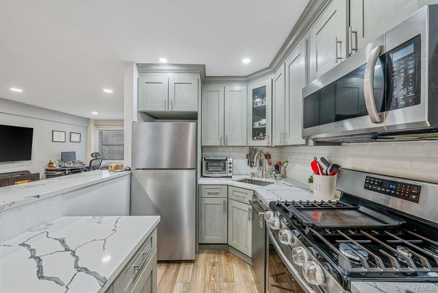 25 Park Place 2L, Great Neck, NY 11021