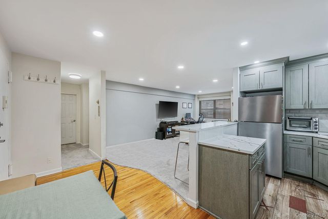 25 Park Place 2L, Great Neck, NY 11021