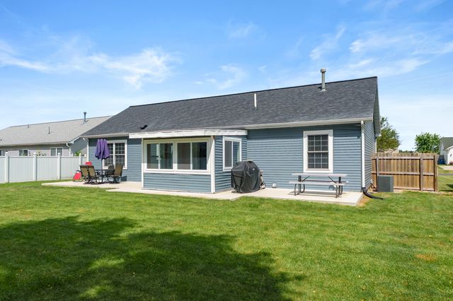 1138 Wintercherry Lane, Vicksburg, MI 49097