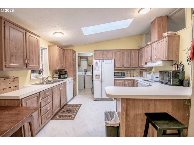 700 N MILL St 1, Creswell, OR 97426