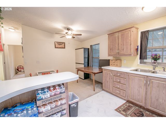 700 N MILL St 1, Creswell, OR 97426