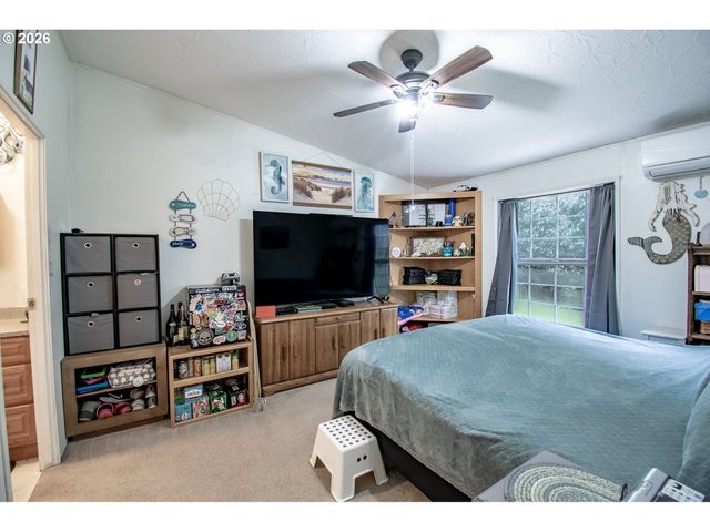 700 N MILL St 1, Creswell, OR 97426