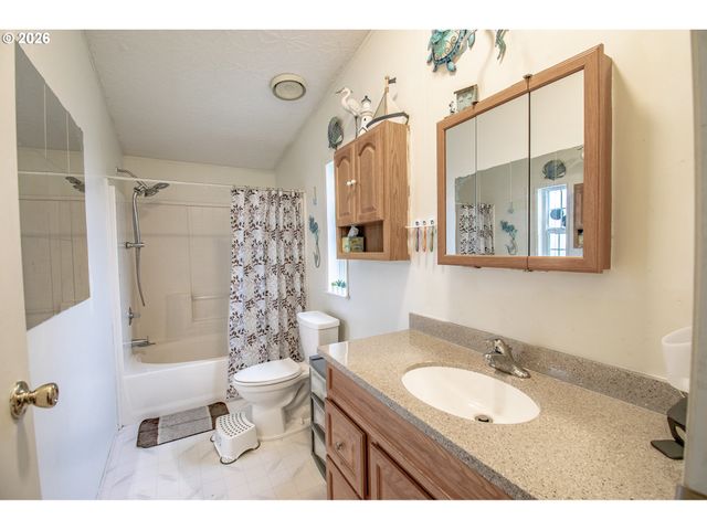 700 N MILL St 1, Creswell, OR 97426