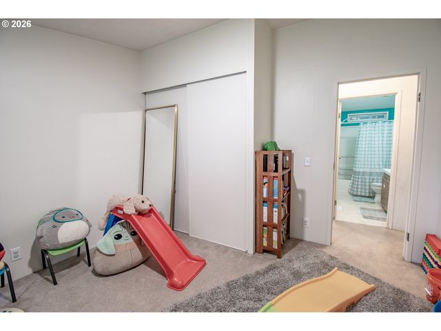 700 N MILL St 1, Creswell, OR 97426