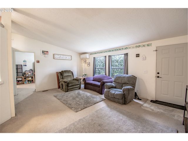 700 N MILL St 1, Creswell, OR 97426