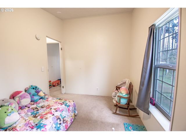 700 N MILL St 1, Creswell, OR 97426