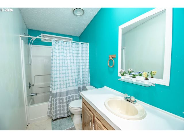 700 N MILL St 1, Creswell, OR 97426