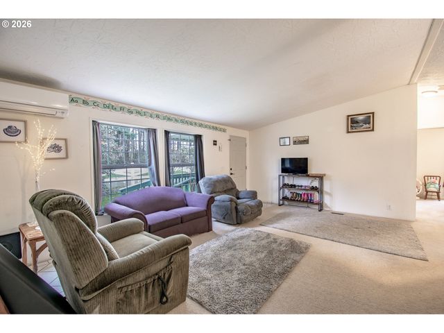 700 N MILL St 1, Creswell, OR 97426