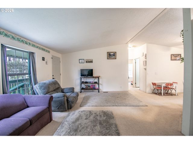 700 N MILL St 1, Creswell, OR 97426