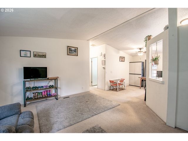 700 N MILL St 1, Creswell, OR 97426