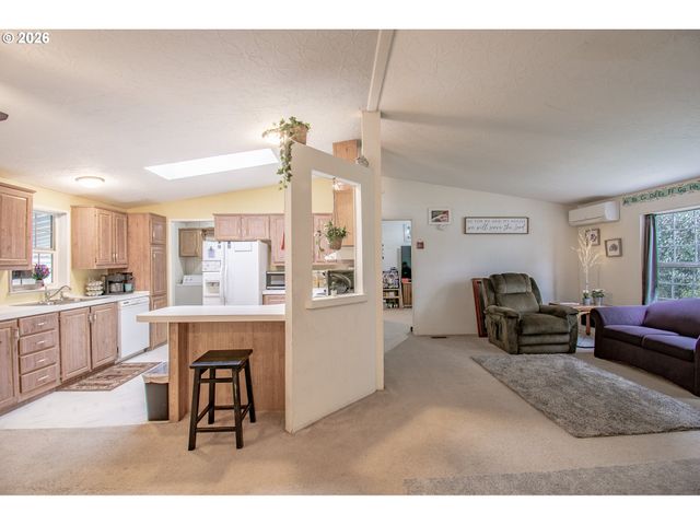 700 N MILL St 1, Creswell, OR 97426