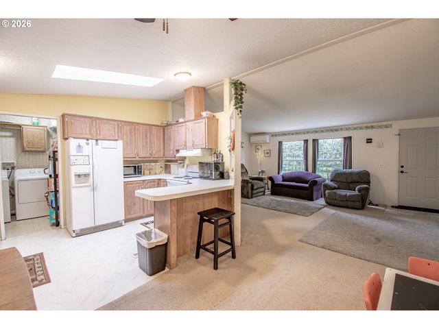 700 N MILL St 1, Creswell, OR 97426