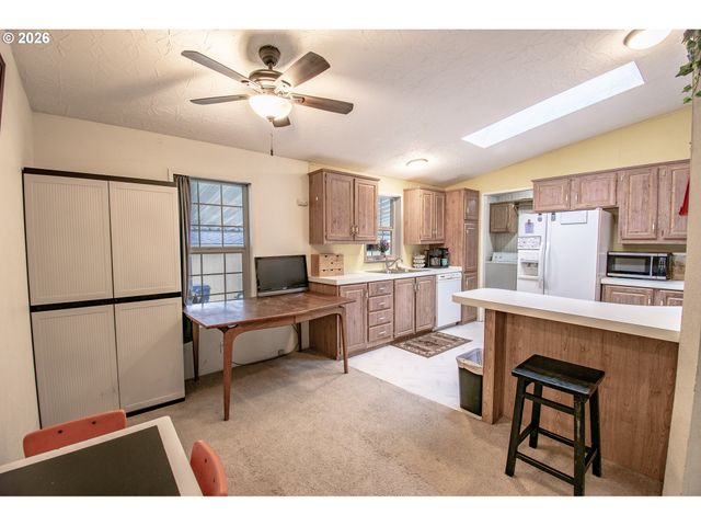 700 N MILL St 1, Creswell, OR 97426