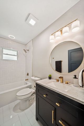 4842 W Warwick Avenue, Chicago, IL 60641